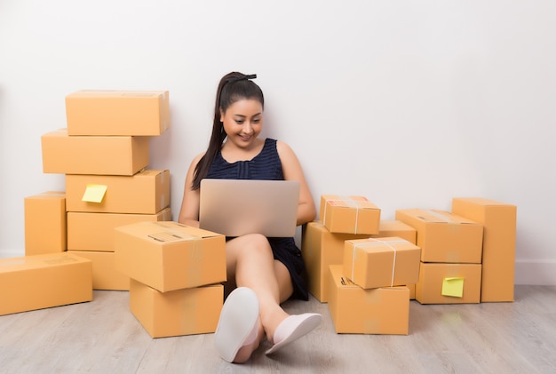 dueño de negocio trabajando con cajas