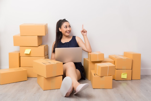 dueño de negocio trabajando con cajas