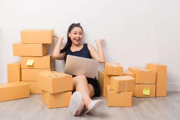 dueño de negocio trabajando con cajas