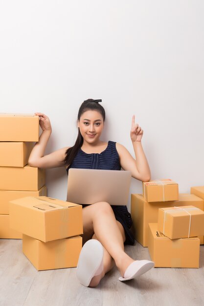 dueño de negocio trabajando con cajas