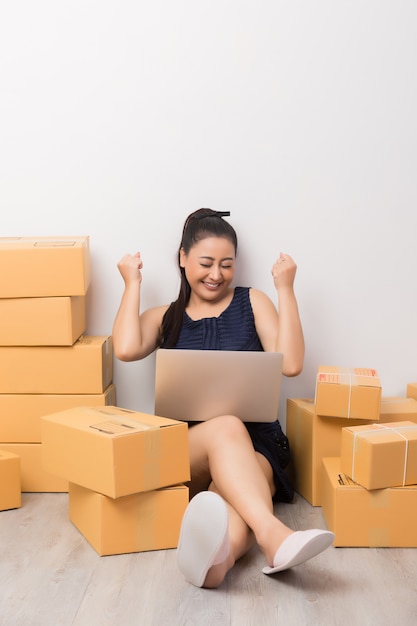 dueño de negocio trabajando con cajas