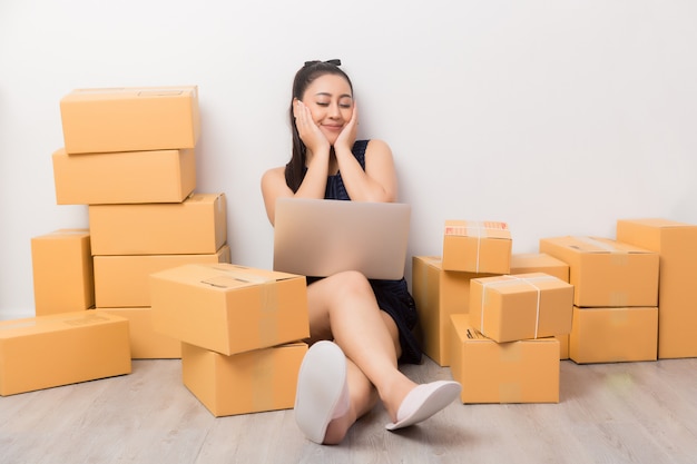 dueño de negocio trabajando con cajas