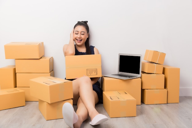 Foto gratuita dueño de negocio trabajando con cajas