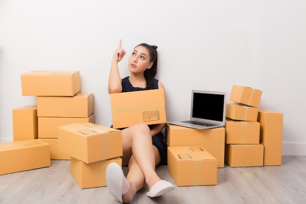 dueño de negocio trabajando con cajas