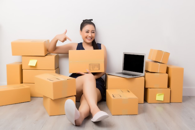 dueño de negocio trabajando con cajas