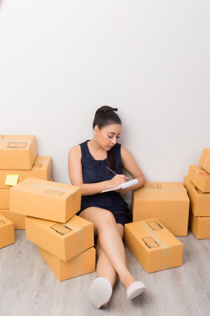 dueño de negocio trabajando con cajas