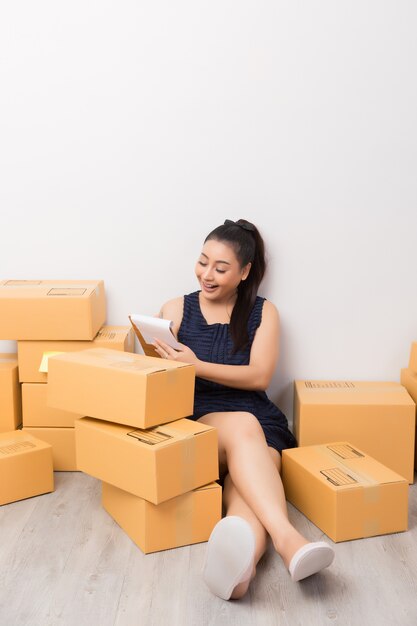 dueño de negocio trabajando con cajas