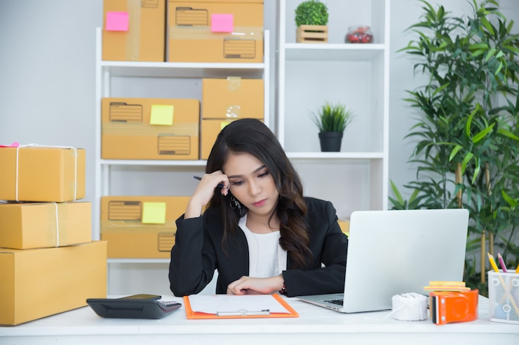 Foto gratuito dueño de negocio trabajando en la oficina en casa