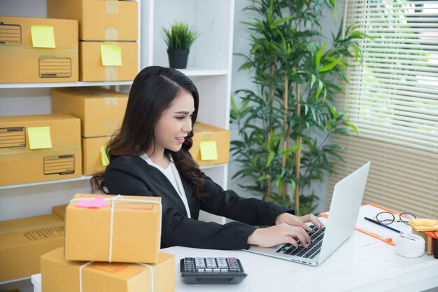 Dueño de negocio trabajando en la oficina en casa