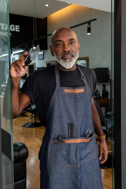 Foto gratuita dueño de una peluquería latina preparándose para los clientes