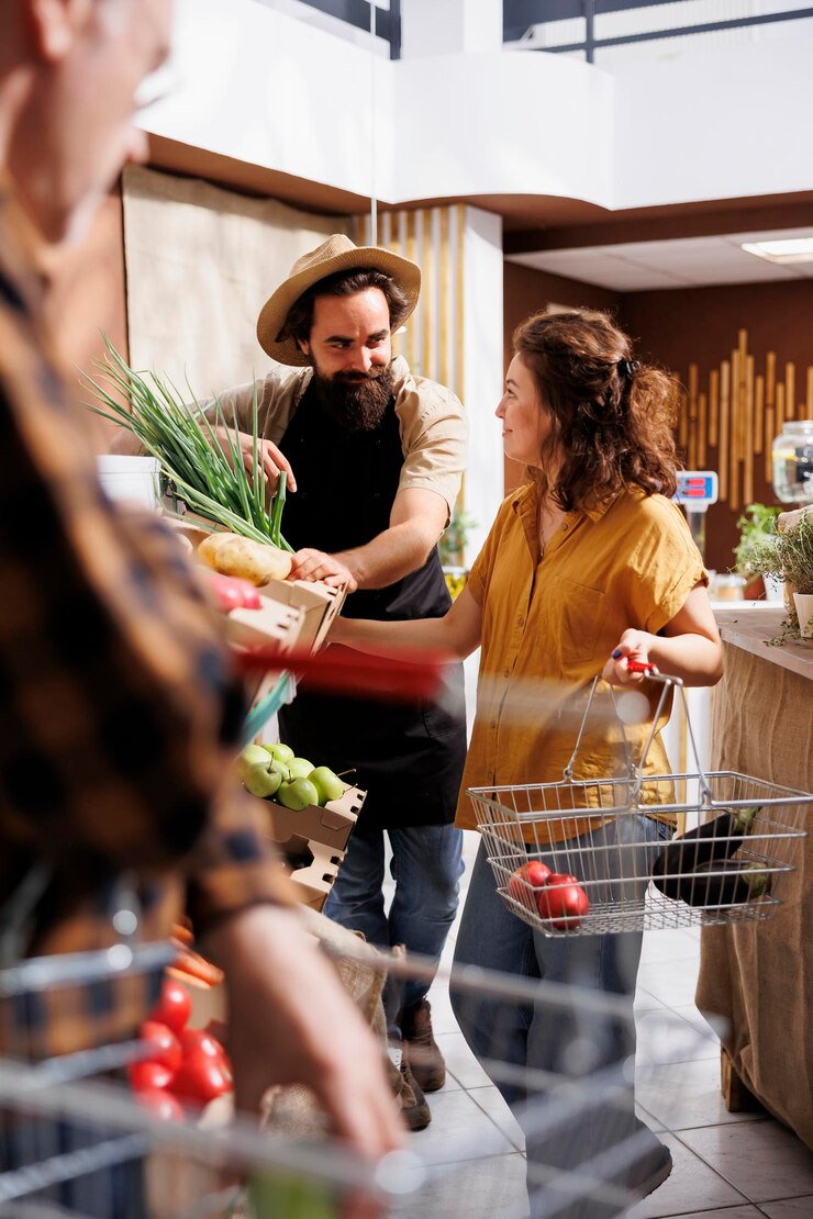 Foto gratuito el dueño de la tienda de residuos cero habla con los clientes