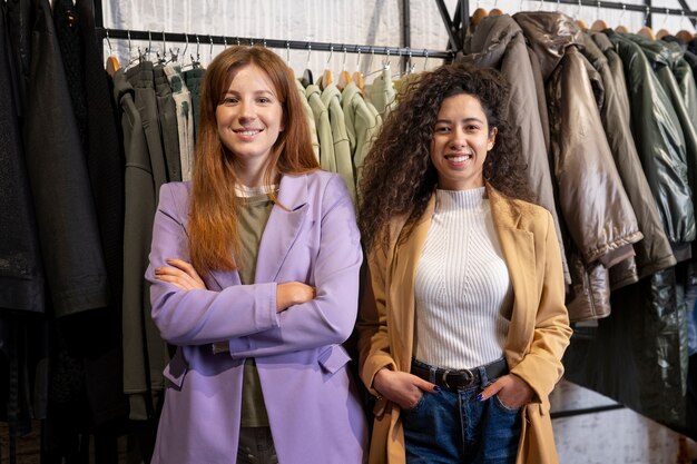 Dueños de negocios preparando su tienda