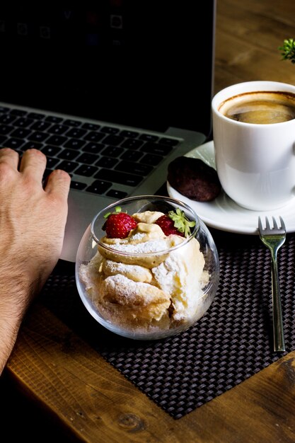 Dulce delicia con fresa y taza de café.