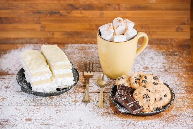 Foto gratuita dulce desayuno de invierno con cacao y galletas.