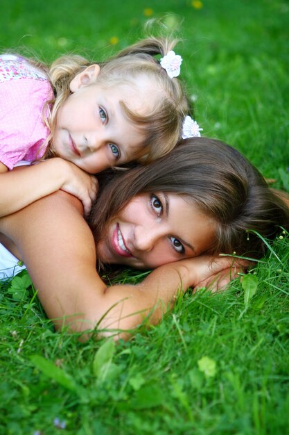 Dulce y hermosa chica con mamá