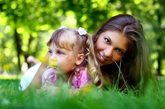 Dulce y hermosa chica con mamá