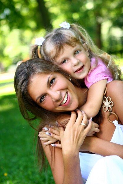 Dulce y hermosa chica con mamá