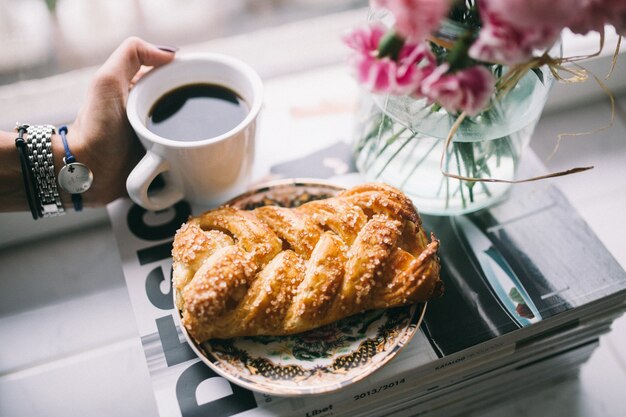 Dulce de hojaldre y café