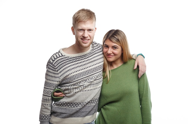 Dulce lindo romántico joven europeo masculino y femenino sonriendo felizmente y abrazándose