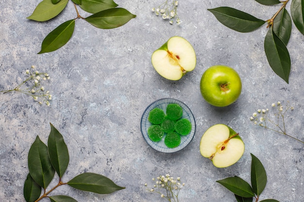 Foto gratuita dulce de mermelada verde de manzana en azúcar. postre saludable para gourmets.