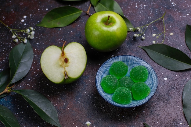 Foto gratuita dulce de mermelada verde de manzana en azúcar. postre saludable para gourmets.