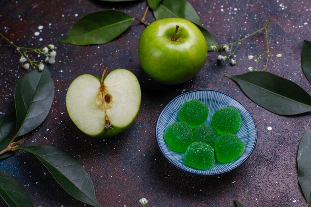 Dulce de mermelada verde de manzana en azúcar. Postre saludable para gourmets.