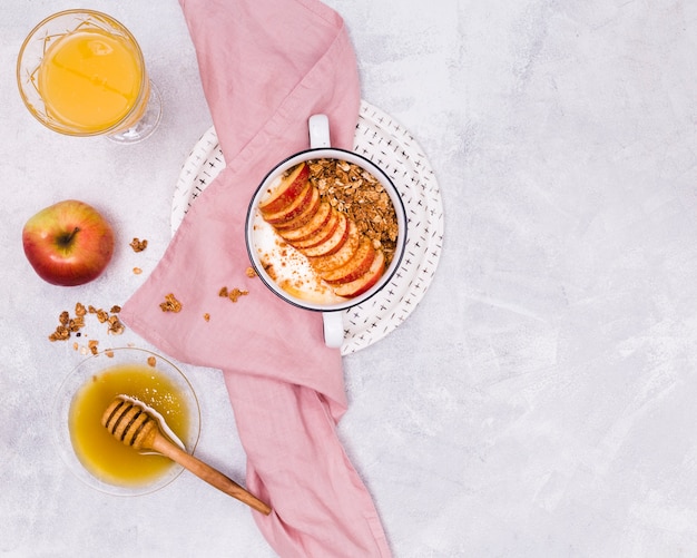 Foto gratuita dulce miel con espacio de copia de manzana