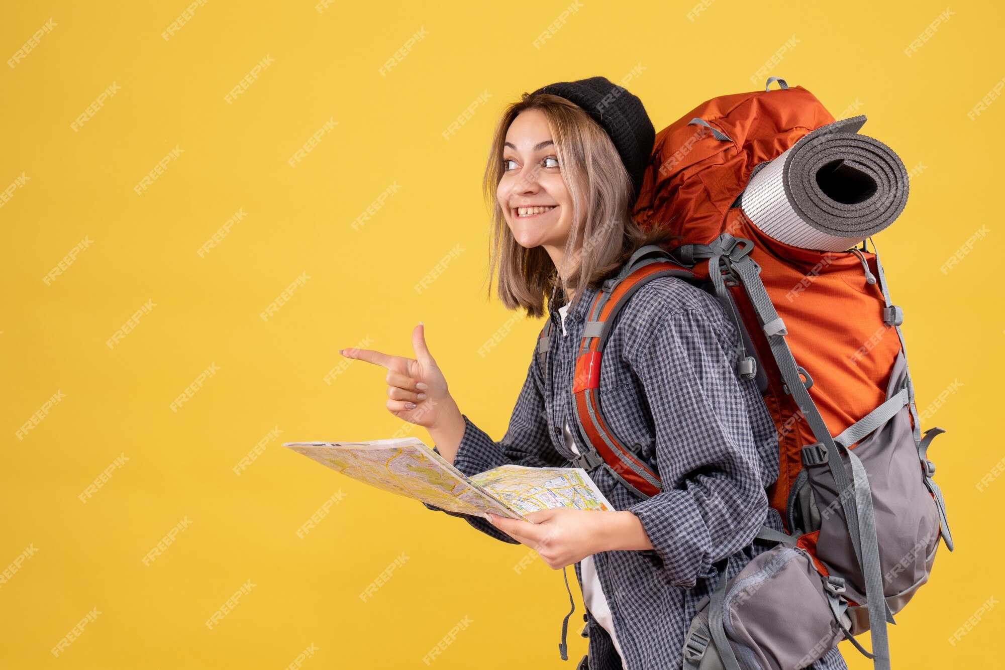viajera con mochila sosteniendo mapa dedo señalador izquierdo | Foto