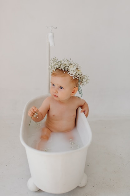 Dulce niña en el baño