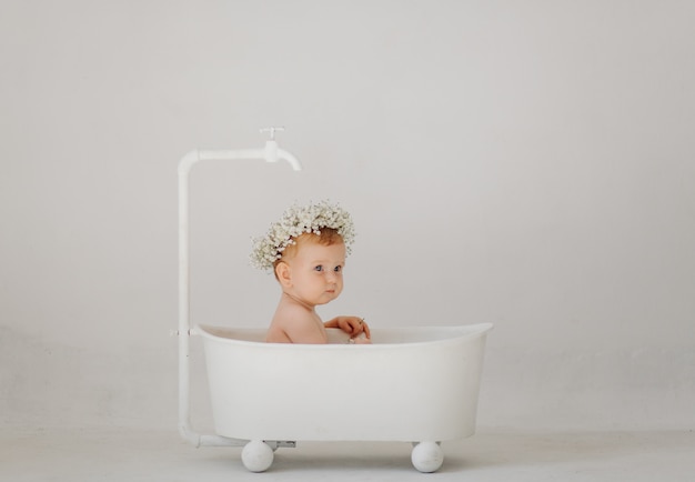 Dulce niña en el baño