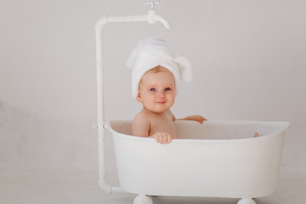 Dulce niña en el baño