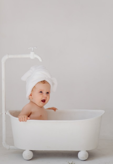 Dulce niña en el baño