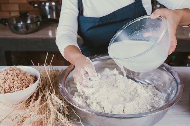 Dulce niña en la cocina.