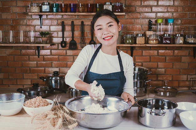 Dulce niña en la cocina.