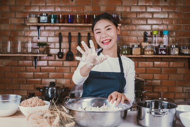 Dulce niña en la cocina.