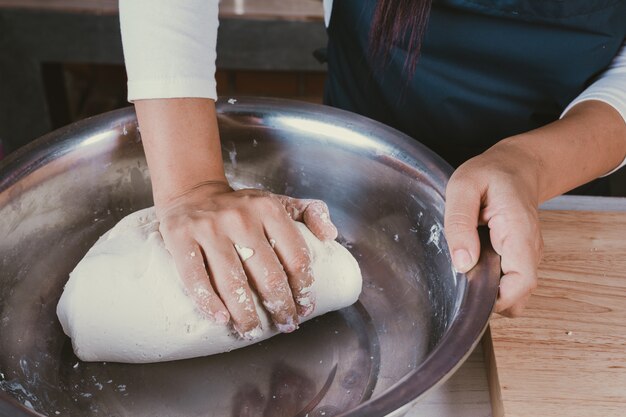 Dulce niña en la cocina.