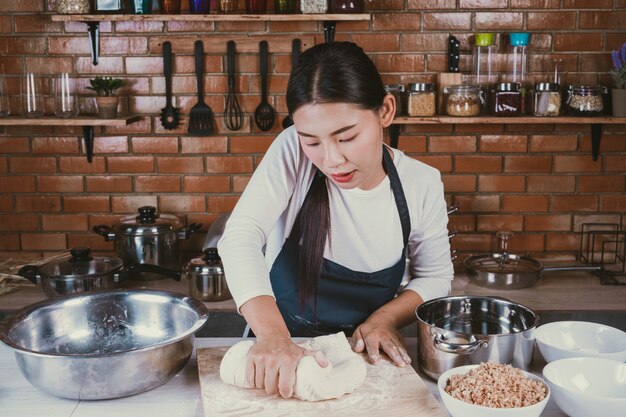 Dulce niña en la cocina.