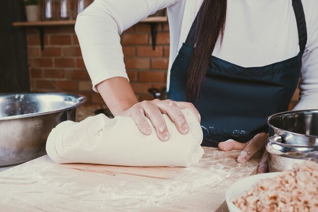 Dulce niña en la cocina.