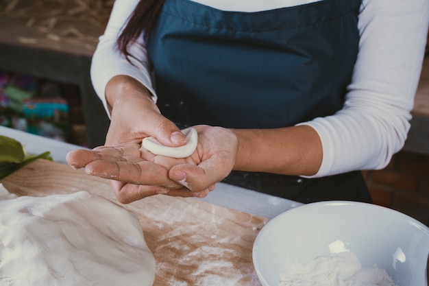 Dulce niña en la cocina.