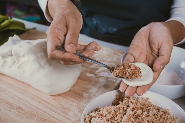 Dulce niña en la cocina.