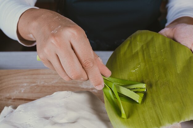 Dulce niña en la cocina.