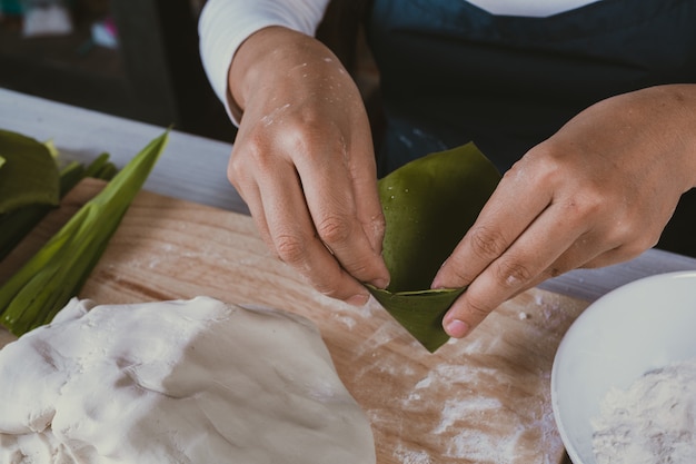 Dulce niña en la cocina.