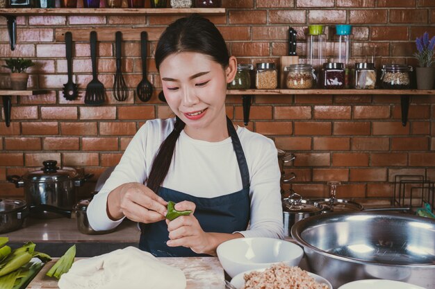 Dulce niña en la cocina.