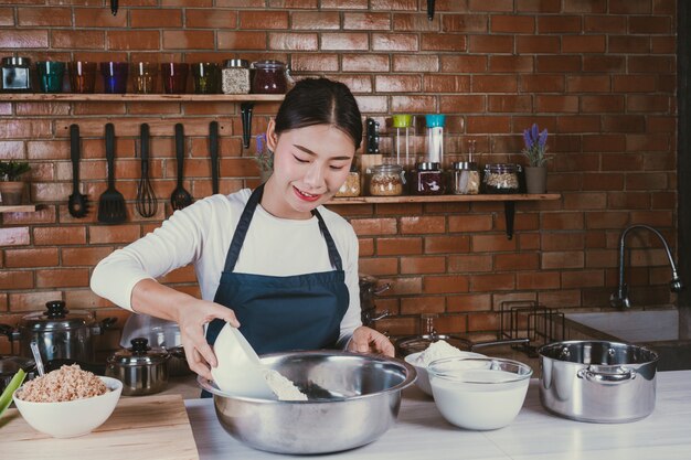 Dulce niña en la cocina.