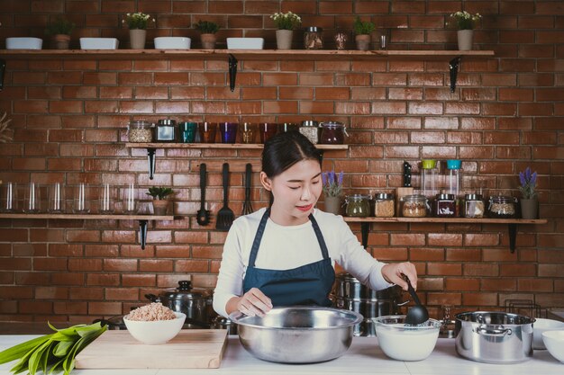 Dulce niña en la cocina.