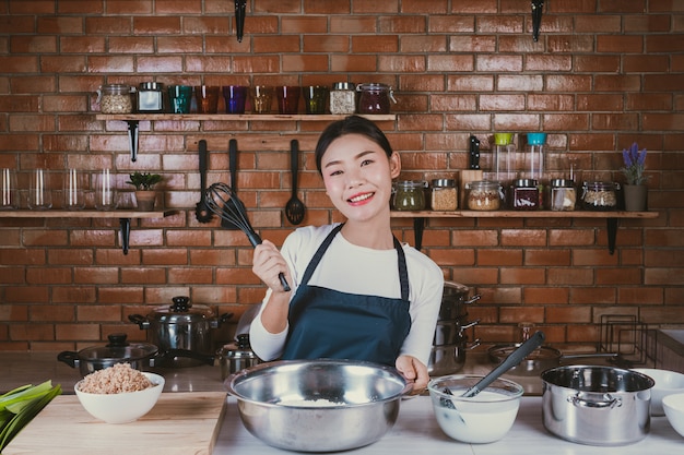 Dulce niña en la cocina.