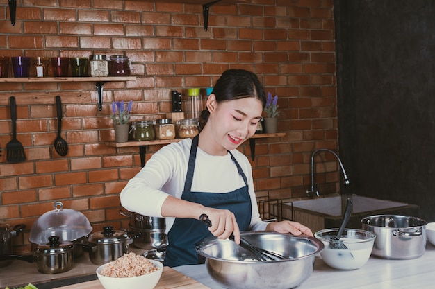 Dulce niña en la cocina.