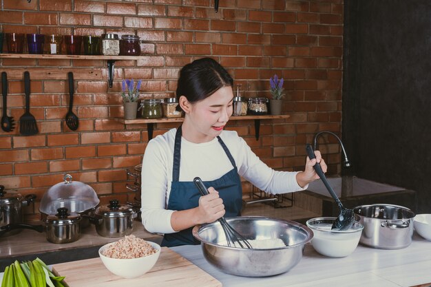 Dulce niña en la cocina.