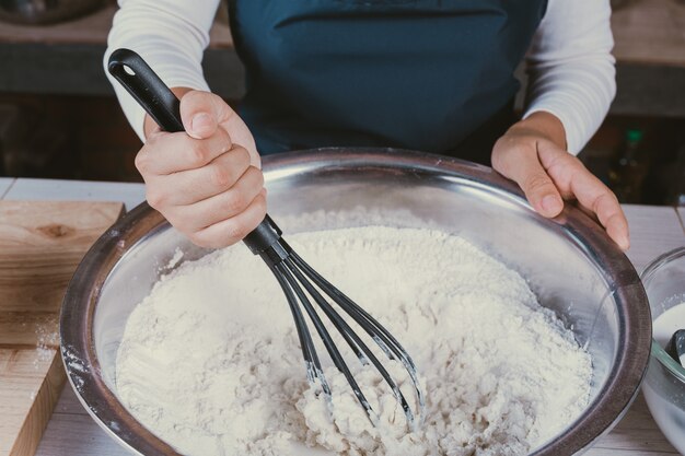 Dulce niña en la cocina.