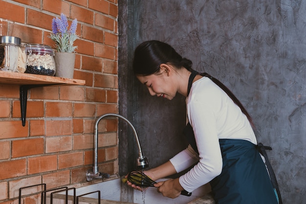 Foto gratuita dulce niña en la cocina.